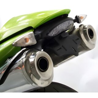 Umbaukit für Kennzeichenhalter von TRIUMPH 675 / 675 R Street Triple `07-`12, geeignet für orig. Blinker oder Miniblinker (z.B. KELLERMANN), kommt mit einer E-geprüften LED-Kennzeichenbeleuchtung und Anbauanleitung.