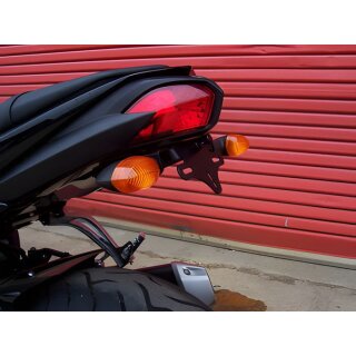 Umbaukit für Kennzeichenhalter von YAMAHA FZ 1 N (unverkleidet) ab 2006, FZ 8, geeignet für orig. Blinker oder Miniblinker (z.B. KELLERMANN), inkl. LED-Kennzeichenleuchte und Anbauanleitung.